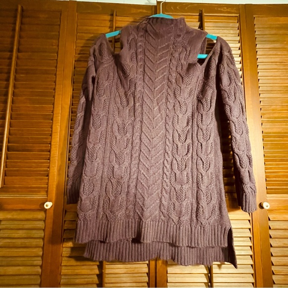 ⭐️New York and Company cut off shoulder sweater ⭐️ - Picture 2 of 7